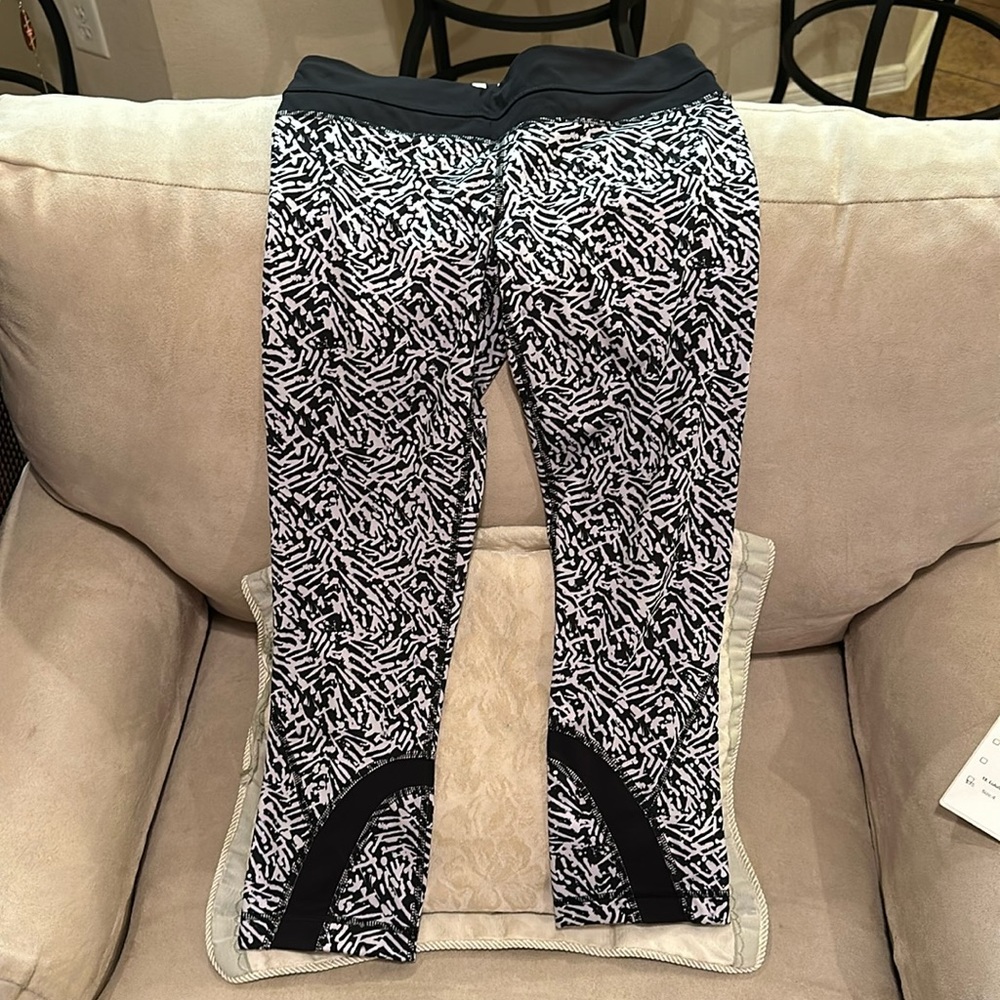 21. Lululemon Wunder Under Crop III Scatter Star Arctic Grey Black